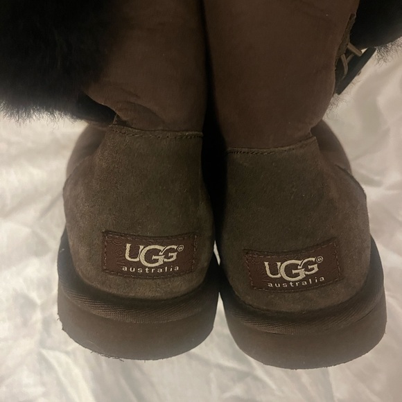 UGG Bailey Button Short Chocolate Womens 9 - Picture 2 of 3